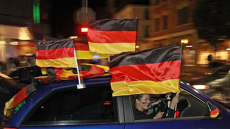 Autokorsos entstehen nach Spielende eher spontan... Mit Fahnen und anderem Fanschmuck kann sich die Polizei eigenen Aussagen zufolge weitgehend arrangieren. Foto: Albert H&ouml;chst&auml;dter/Archiv