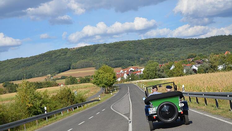 Zwei 90-Jährige auf froher Fahrt durch Franken, Dritter im Bunde ist Stephan Güthlein am Steuer .  Foto: Bernhard Panzer