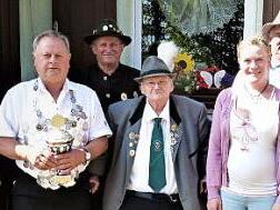 Mit einem 100,8 Teiler holte sich Hermann Lauterbach die Königswürde. Unser Bild zeigt (von links): 1. Adjudant Thomas mit Sohn Noah, Schützenkönig Hermann Lauterbach, Kassier Herbert Opel, Vorsitzenden Werner Reinfeld, Schützenmeisterin Eva Lauterbach, Zweiten Bürgermeister Karl Heinz Opel und Fahnenträger Matthias Hahn. Foto: W. Reißaus