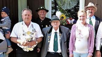 Mit einem 100,8 Teiler holte sich Hermann Lauterbach die Königswürde. Unser Bild zeigt (von links): 1. Adjudant Thomas mit Sohn Noah, Schützenkönig Hermann Lauterbach, Kassier Herbert Opel, Vorsitzenden Werner Reinfeld, Schützenmeisterin Eva Lauterbach, Zweiten Bürgermeister Karl Heinz Opel und Fahnenträger Matthias Hahn. Foto: W. Reißaus