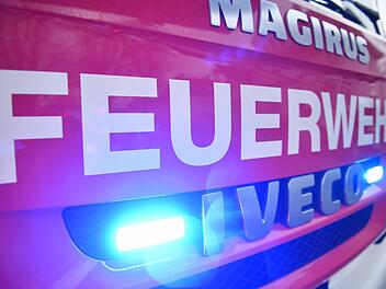 Kreis Bamberg: Hackschnitzelheizung fängt Feuer - Feuerwehr rückt zu Scheunenbrand aus