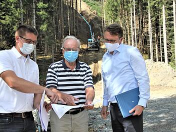 Christian Beierkuhnlein, Heinz Köhler und Markus Rauh bei der Besichtigung der Baustelle in Windheim. Dort wird unter anderem aktuell die Leitung zum neuen Hochbehälter nach Kehlbach gebaut (im Bild).  Veronika Schadeck