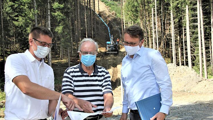 Christian Beierkuhnlein, Heinz Köhler und Markus Rauh bei der Besichtigung der Baustelle in Windheim. Dort wird unter anderem aktuell die Leitung zum neuen Hochbehälter nach Kehlbach gebaut (im Bild).  Veronika Schadeck