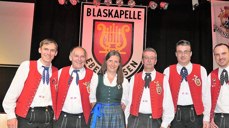 Diese Mitglieder der Blaskapelle Ebenhausen wurden vom NBMB für langjähriges aktives Musizieren ausgezeichnet: (von links) Vorsitzender Matthias Dees (30 Jahre), Richard Dees (50 Jahre) Simone Augsten (30 Jahre), Joachim Bauer (50 Jahre) und Thomas Plescher (40 Jahre), 2. Vorsitzender Julian Wahler. Foto: Elisabeth Mehn