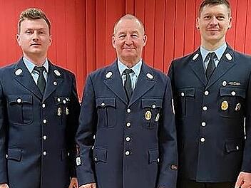 Der bisherige Kommandant Reinhardt Sticker (Mitte) mit seinem Nachfolger David Klug (rechts) und dessen Stellvertreter Jonas Zwosta (links).