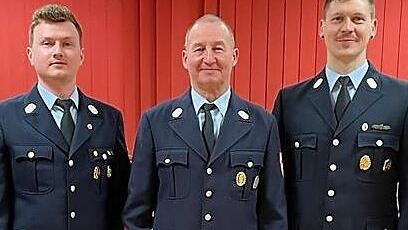 Der bisherige Kommandant Reinhardt Sticker (Mitte) mit seinem Nachfolger David Klug (rechts) und dessen Stellvertreter Jonas Zwosta (links).