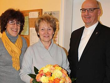 Doris Welker (l.) und Pfarrer Helmut Hetzel dankten Marianne Baer für ihren langjährigen Einsatz. Foto: Manfred Welker