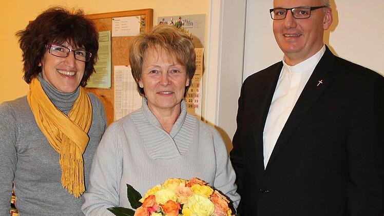 Doris Welker (l.) und Pfarrer Helmut Hetzel dankten Marianne Baer für ihren langjährigen Einsatz. Foto: Manfred Welker