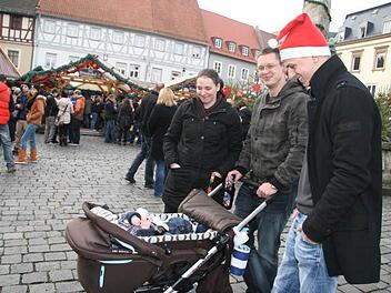 Natalie und Christopher Berlin haben ihren kleinen Schatz Aaron dabei - und Nikolaus Max Hoffmann machte Spaß und fotografierte dne Kleinen mit Weihnachtbier im Arm. Fotos: Sonja Adam