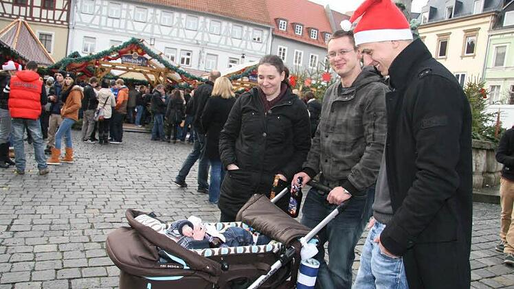 Natalie und Christopher Berlin haben ihren kleinen Schatz Aaron dabei - und Nikolaus Max Hoffmann machte Spaß und fotografierte dne Kleinen mit Weihnachtbier im Arm. Fotos: Sonja Adam