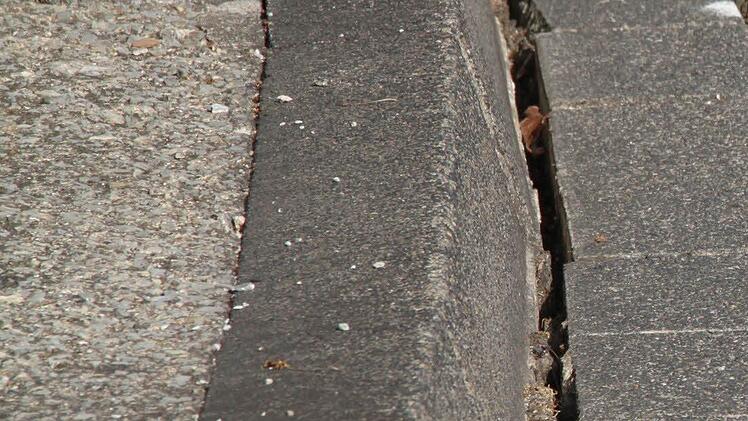 Auch zwischen Straße und Gehsteig werden die Abstände breiter. Ein Zufall?