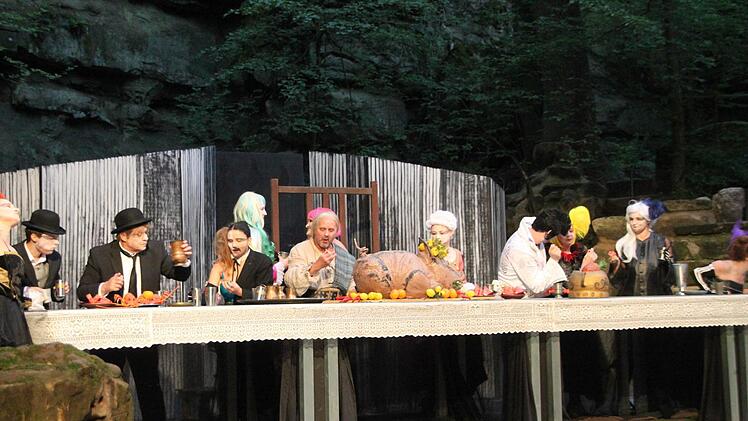 ... und feiert Gelage mit seinen Freunden.