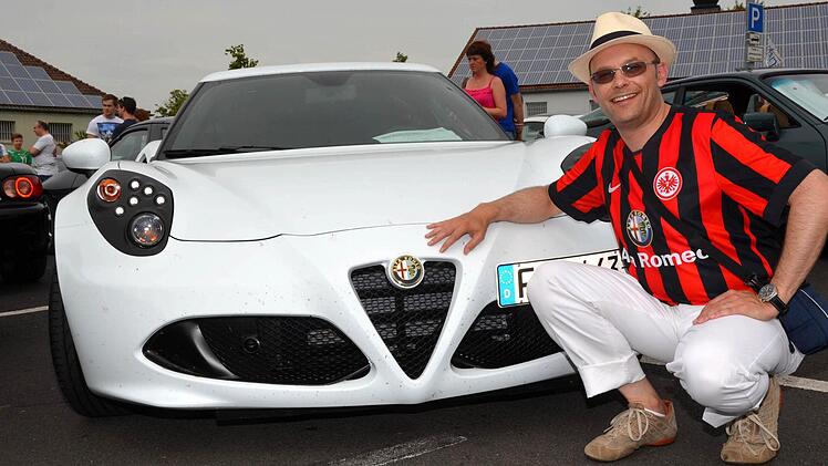 Valerian Jenny aus Frankfurt ist mit einem neuen Alfa Romeo vorgefahren.