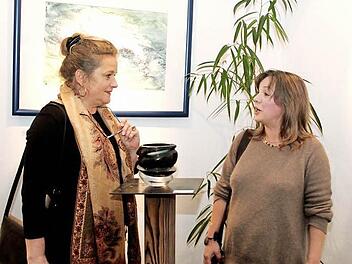 Karin Mersmann und Sabine Nein vor ihren Werken  Foto: Johanna Blum
