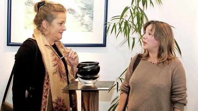 Karin Mersmann und Sabine Nein vor ihren Werken  Foto: Johanna Blum