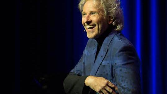 Da fühlt er sich wohl, da ist er zu Hause: Thomas Gottschalk, der am Montagabend in der Kulmbacher Stadthalle seine Biographie "Herbstblond" vorstellte und mit herzlichem Applaus empfangen wurde. Foto: Barbara Herbst