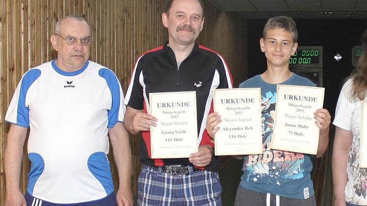 Dieter Göppner (l.) sowie (von rechts) Roland Benkert und Günter Steppert vom Organisationsteam freuen sich mit den Siegern beim ersten Ebelsbacher Bürgerkegeln (ab 2. von links): Bei den Herren setzte sich Georg Greb durch, bei den Jugendlichen Alexander Reh, bei den Frauen Birgit Häfner sowie (fehlt auf dem Bild) bei den Schülern Jonas Mahr. Fotos: Ralf Naumann
