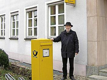 Bürgermeister Wolfgang Rast vor dem Gebäude der früheren Postagentur mit Postbank Foto: Petra Malbrich