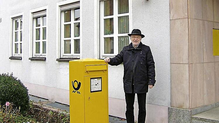 Bürgermeister Wolfgang Rast vor dem Gebäude der früheren Postagentur mit Postbank Foto: Petra Malbrich