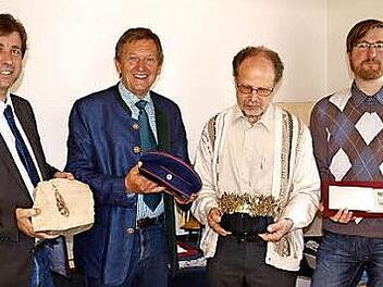 Hermann Ulm und Hermann Hübner, Museumsleiter Rainer Hofmann und Jens Kraus (v.l.) präsentierten Neuerwerbungen.  Foto: ThomasWeichert