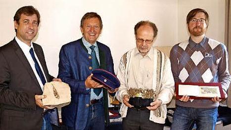 Hermann Ulm und Hermann Hübner, Museumsleiter Rainer Hofmann und Jens Kraus (v.l.) präsentierten Neuerwerbungen.  Foto: ThomasWeichert