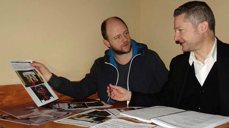 Ausstatter Jan Hendrik Neidert (links) und Regisseur Tobias MAterna bringen Korndolgs "die stumme Serenade" in Coburg auf die Bühne des Landestheaters.Foto: Jochen Berger