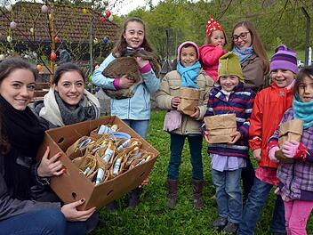 Lena und Julia (links) verteilen schon seit Jahren die Osternester an die jüngsten Besucher des Tierparks. Foto: Peter Rauch