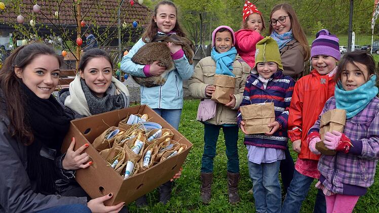 Lena und Julia (links) verteilen schon seit Jahren die Osternester an die jüngsten Besucher des Tierparks. Foto: Peter Rauch