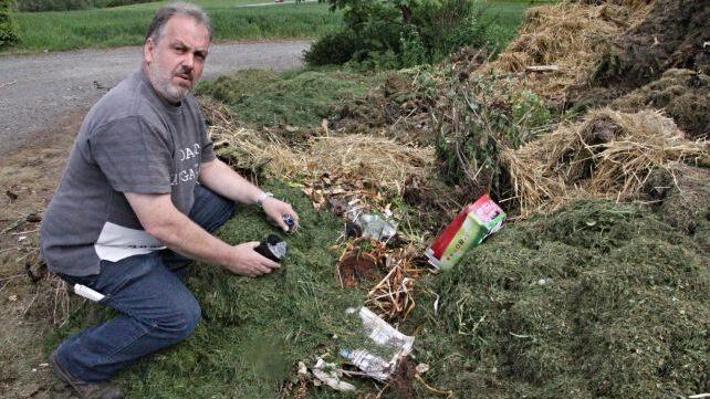 Harald Grell, der die Grünschnittdeponie am Lindenhof für den Abfallwirtschaftsbetrieb des Landkreis Haßberge betreibt, entfernt Plastik und sonstige Gegenstände, die auf dem Grünschnitt nichts zu suchen haben. Foto: Helmut Will