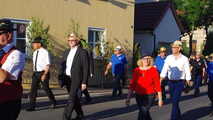 Szene vom alljährlichen Zapfenstreich in Friesen  Foto: Heike Schülein