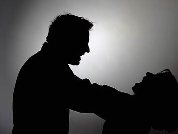 Ein Konflikt muss nicht unbedingt immer eine körperliche Auseinandersetzung sein, aber auch in solchen Situationen kann man "Werkzeuge" und "Bausteine" abrufen, sagt Claudia Riege. imago