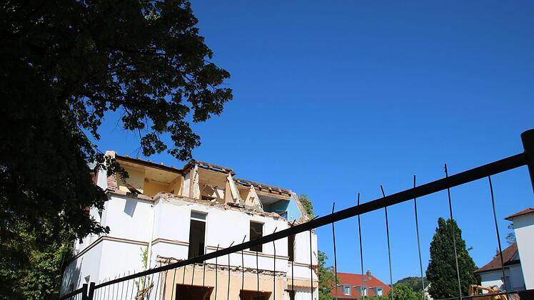 Der Dachstuhl ist abgebaut, der Wintergarten abgerissen: In wenigen Tagen wird von der Villa von Ursula Wolf wohl nichts mehr zu sehen sein. Foto: Katrin Geyer