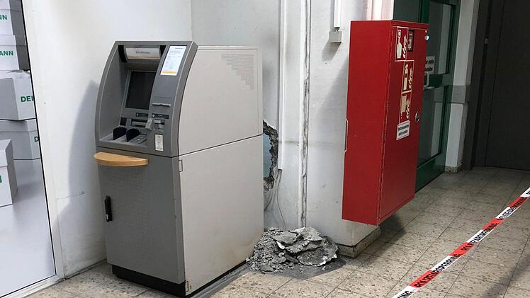Ob und wie viel Bargeld die Einbrecher erbeuteten, steht derzeit noch nicht abschließend fest. Foto: News5/Fricke