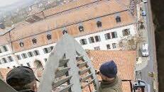 Mitarbeiter des Bauhofs laden Fensterläden in den Leiterkorb.