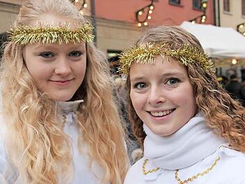 Annalena (links) und Julia spielten Christkind und Engel auf dem Bad Staffelsteiner Nikolaus-Basar.