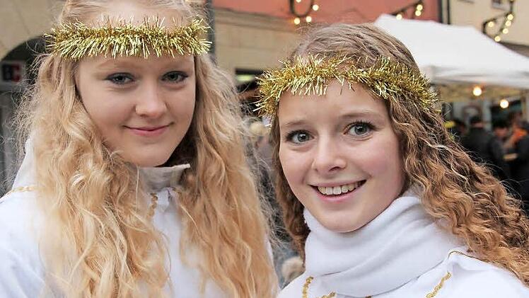 Annalena (links) und Julia spielten Christkind und Engel auf dem Bad Staffelsteiner Nikolaus-Basar.