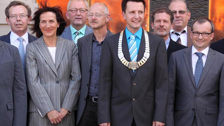 Der neue Bürgermeister mit Amtskette im Kreise einiger Stadträte
