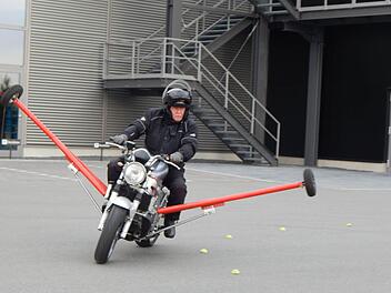 Bereits zum vierten Mal wurde das Fahren in Schräglage mit einem speziell hierfür ausgerüsteten Motorrad geübt. Foto: Mona Lisa Eigenfeld