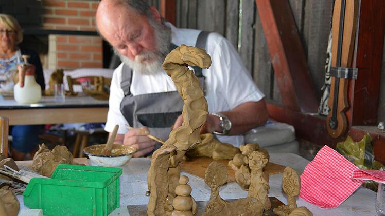 Eckard Merkel arbeitet konzentriert an seinen Figuren. Foto: Dagmar Besand