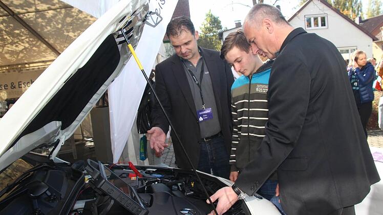 Am Stand von Auto-Müller  Foto: Veronika Schadeck