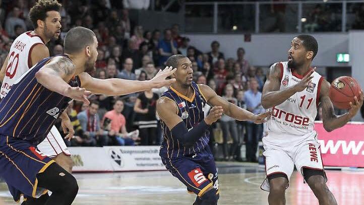 Brad Wanamaker (mit Ball) im Zusammenspiel mit Elias Harris - wenn die Bamberger ernst machten, hatten die Gäste aus Bremerhaven nichts zu bestellen. Foto: sportpress