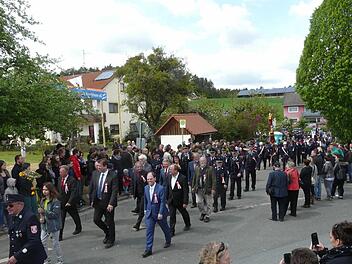 Die FFW Wüstenstein im Festzug anlässlich ihres 140-jährigen Bestehens Foto: Paul Pöhlmann