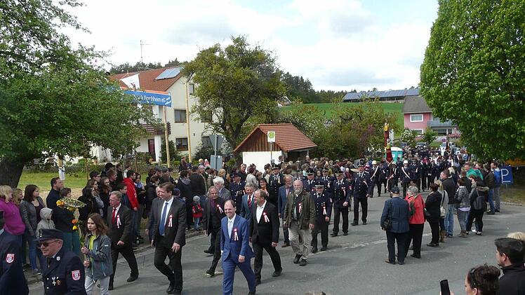 Die FFW Wüstenstein im Festzug anlässlich ihres 140-jährigen Bestehens Foto: Paul Pöhlmann