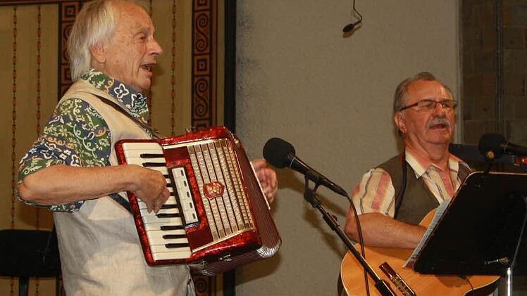 Die Freude am Musizieren ist bei Edmund Seller und Robert Bauch nach Jahrzehnten ungebrochen.  Fotos: Sebastian Els&auml;sser
