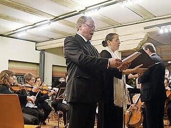 H&ouml;rgenuss pur mit Bariton Bernd Legal und Sopranistin Matthia Fischer beim Weihnachtskonzert der Stadt Lichtenfels  Foto: Andreas Welz