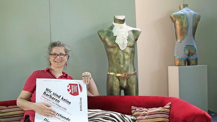 Das Plakat für die neue Spielzeit ab September ist bereits gedruckt. Doch Theaterleiterin Anne Maar freut sich erst einmal auf die aktuellen Produktionen, die im Sommer noch auf der Freilichtbühne zu sehen sein werden.  Foto: Heike Beudert