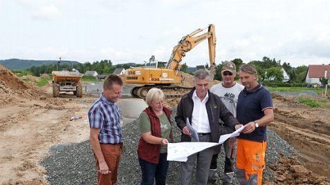 Die umfangreichen Erschließungsarbeiten für das neue Wohnbaugebiet "An der Steigengasse" liegen im Zeitplan. Unser Bild zeigt (von links) Verwaltungsangestellten Gerhard Biedermann, Diana Reichel, Bürgermeister Siegfried Decker, Polier Waldemar Wunder und Bauhofvorarbeiter Willi Lauterbach.  Fotos: Werner Reißaus