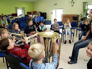 Christine Pölloth mit jungen MusikernRichard Sänger