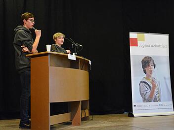 In der Finaldebatte Sekundarstufe I argumentieren Philipp Schüpferling (links) und  Tabea Neudert. Foto : Björn Hein