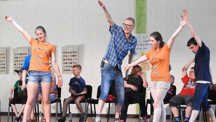 Mit ihrem "Best of" begeisterten (von links) Luisa, Maik, Janina und Thomas sowie alle anderen Mitglieder der Musicalgruppe des Bereiches "Offene Hilfen" der Lebenshilfe Haßberge e. V. bei ihrem Auftritt in Untersteinbach. Wieder einmal wurde der Beweis erbracht, dass jeder Mensch, ob mit oder ohne Behinderung, einen Beitrag zum kulturellen Leben leisten kann. Foto: Klaus Vogel